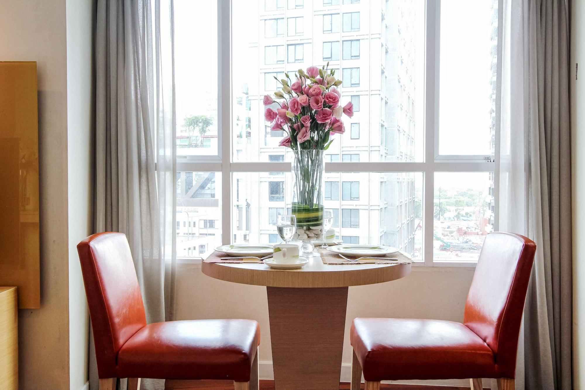 Urbana Langsuan Hotel Bangkok Luaran gambar A table and chairs
