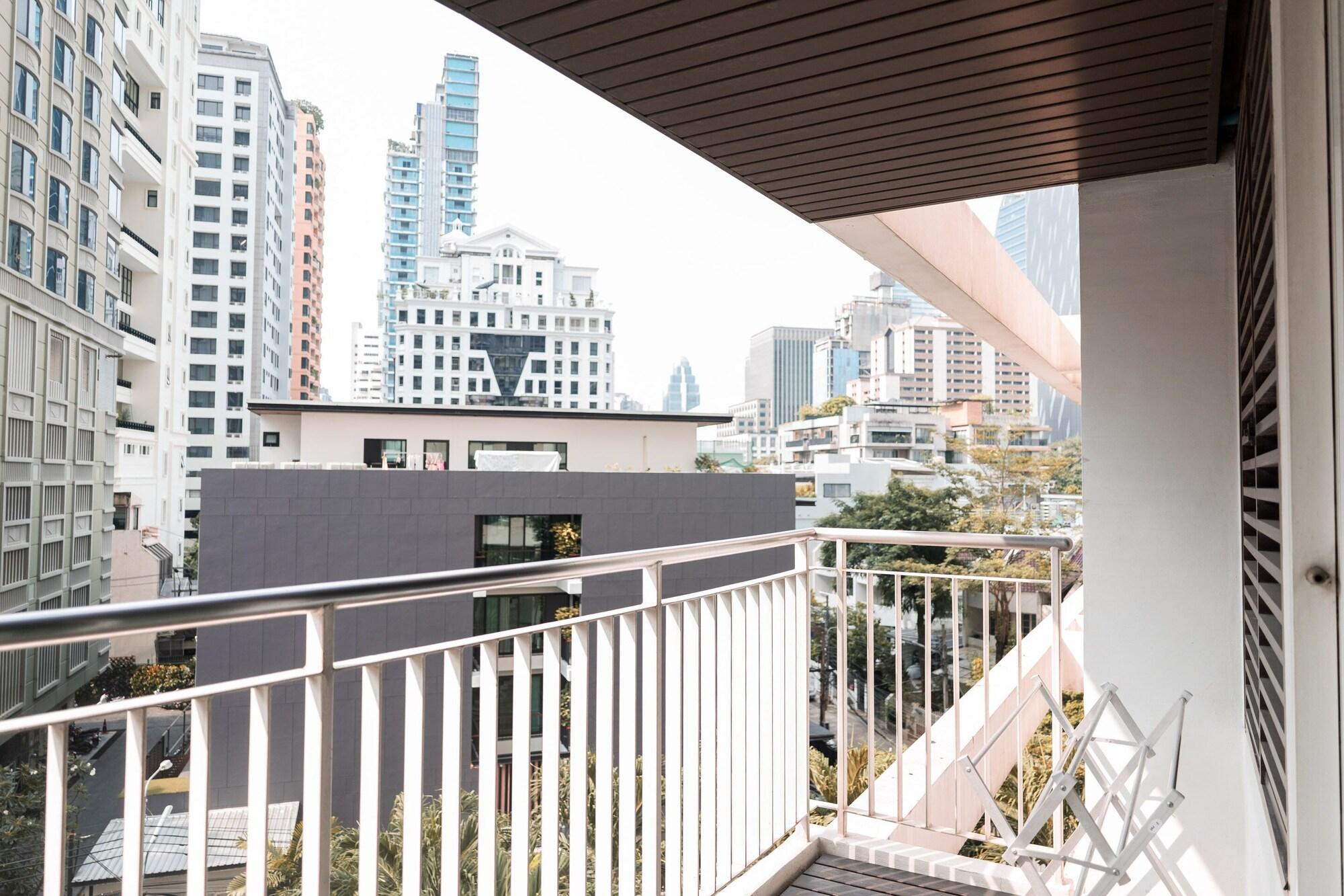 Urbana Langsuan Hotel Bangkok Luaran gambar A balcony in Bangkok, Thailand