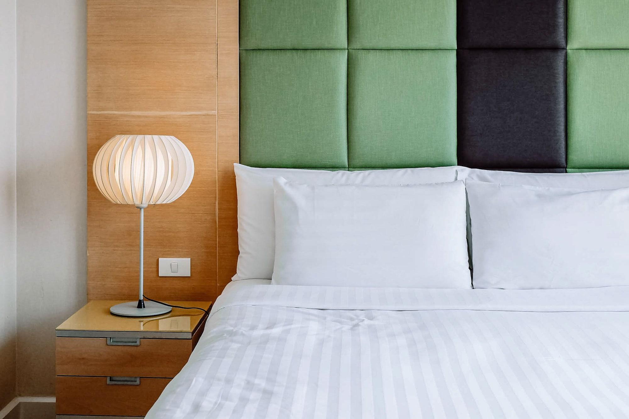 Urbana Langsuan Hotel Bangkok Luaran gambar A lamp on a bedside table
