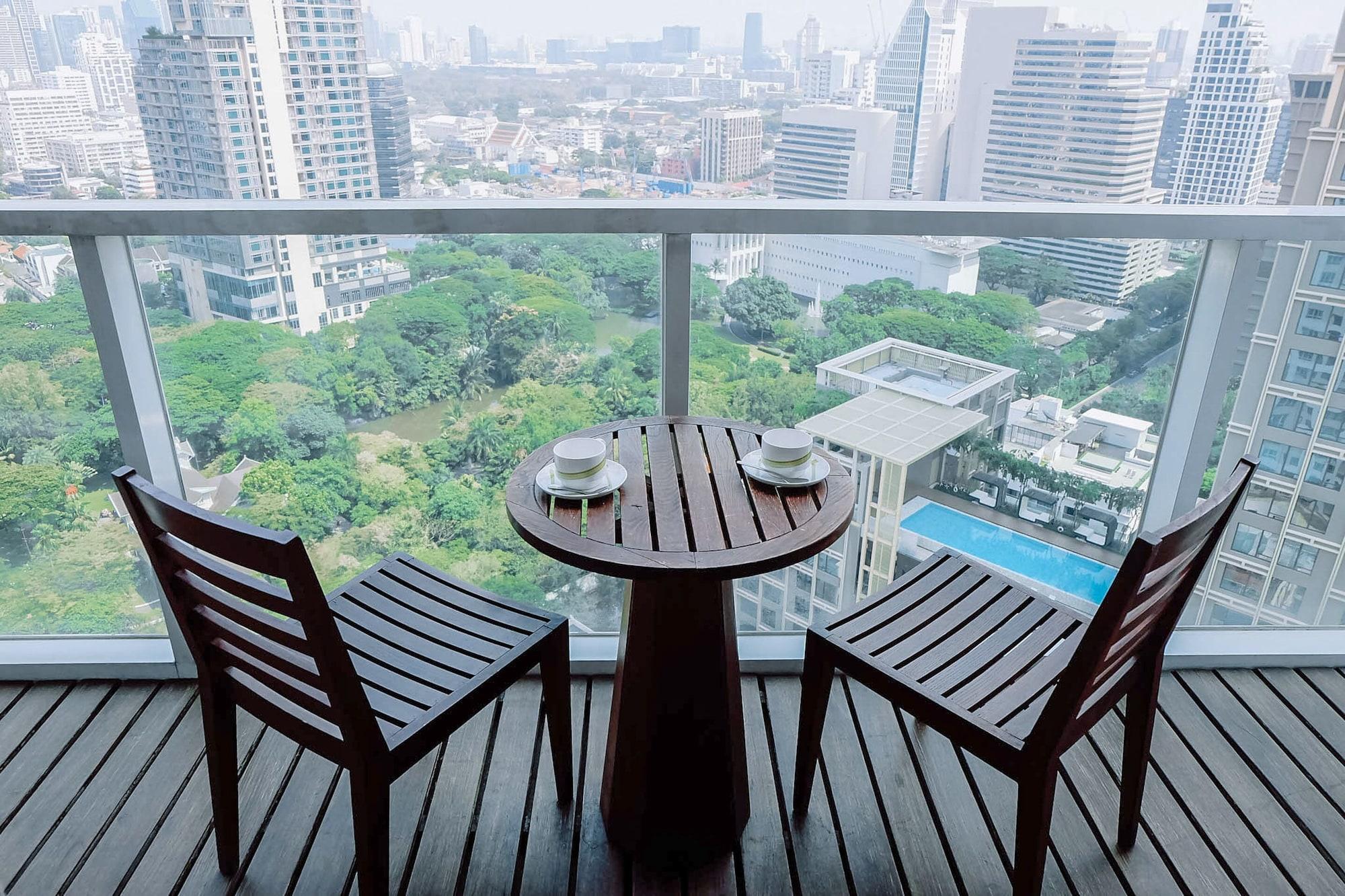 Urbana Langsuan Hotel Bangkok Luaran gambar A balcony