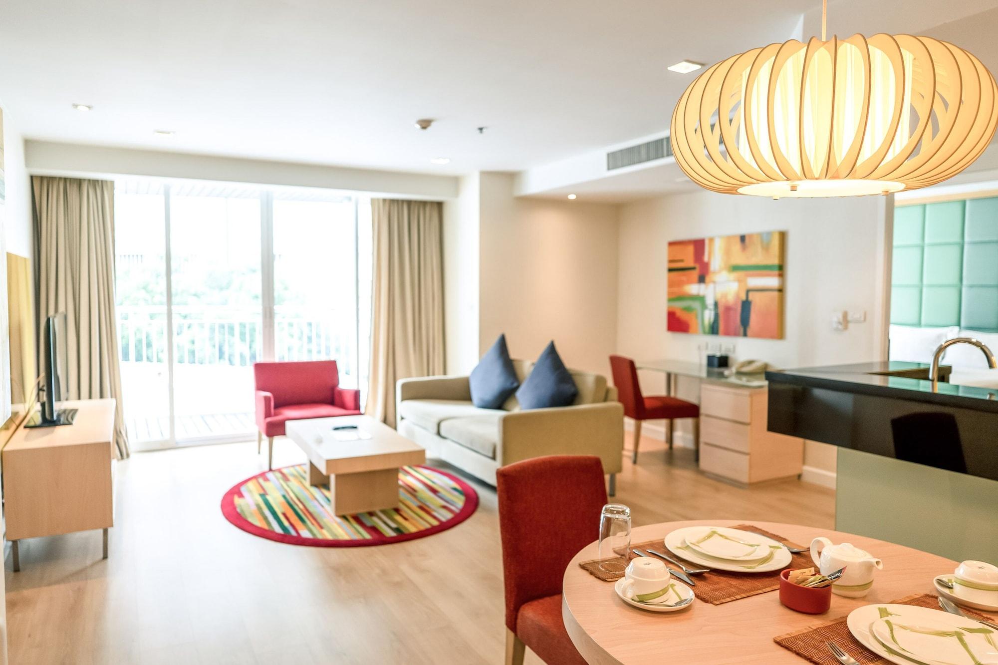 Urbana Langsuan Hotel Bangkok Luaran gambar A typical apartment interior