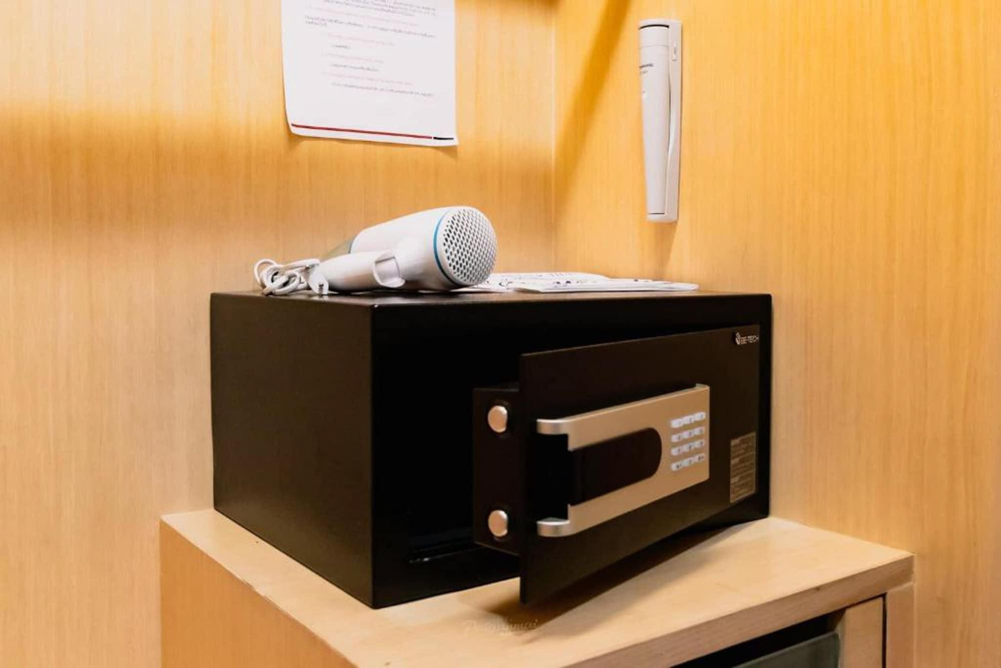 Urbana Langsuan Hotel Bangkok Luaran gambar A microwave oven