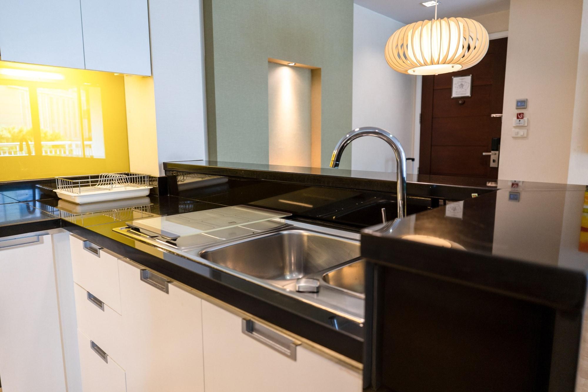 Urbana Langsuan Hotel Bangkok Luaran gambar A modern Japanese kitchen