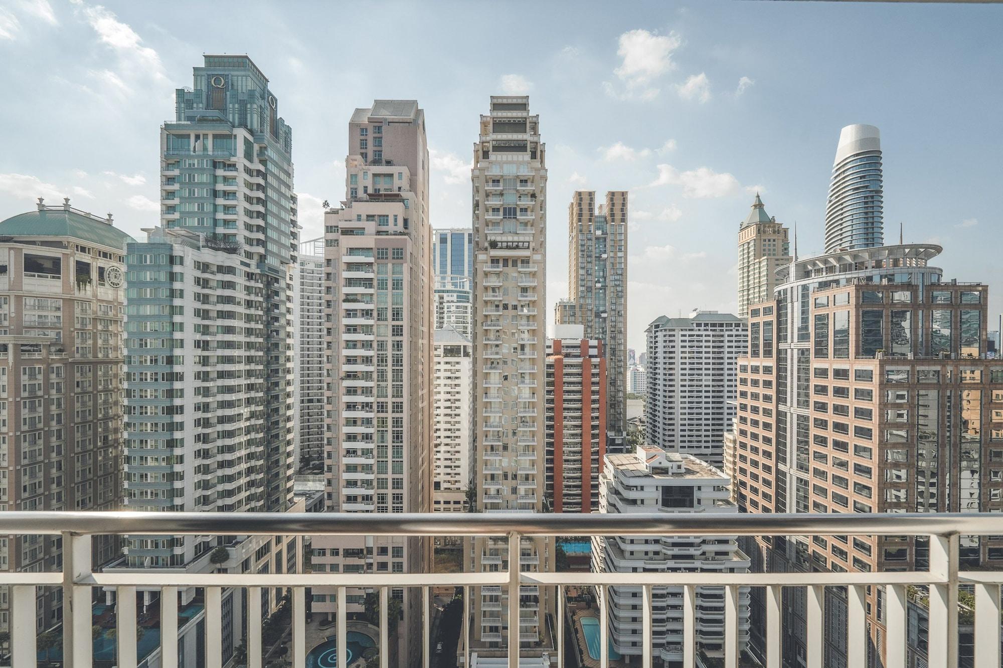 Urbana Langsuan Hotel Bangkok Luaran gambar View of the city from the hotel