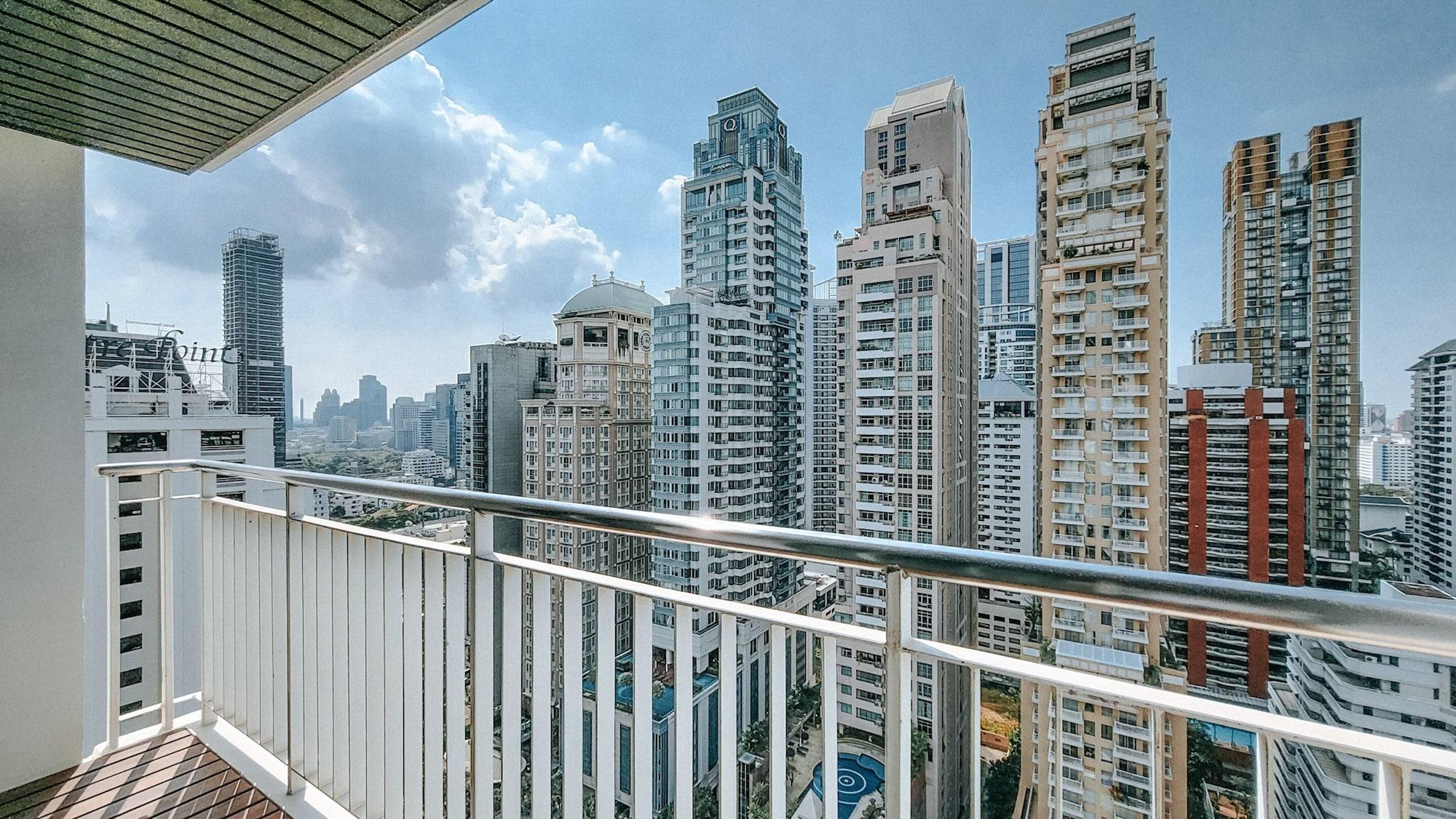 Urbana Langsuan Hotel Bangkok Luaran gambar View from the balcony of a condominium in Singapore