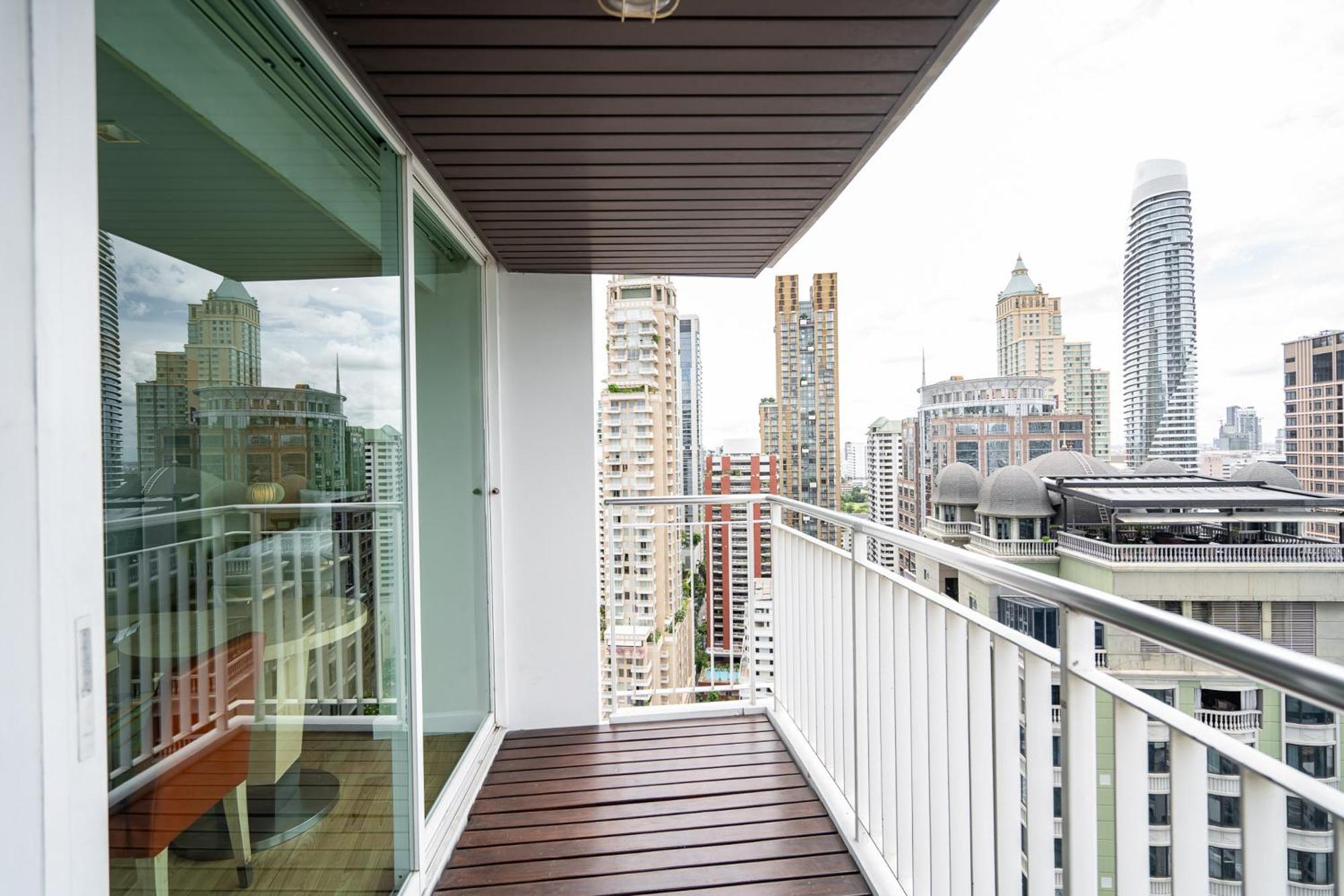 Urbana Langsuan Hotel Bangkok Luaran gambar A balcony