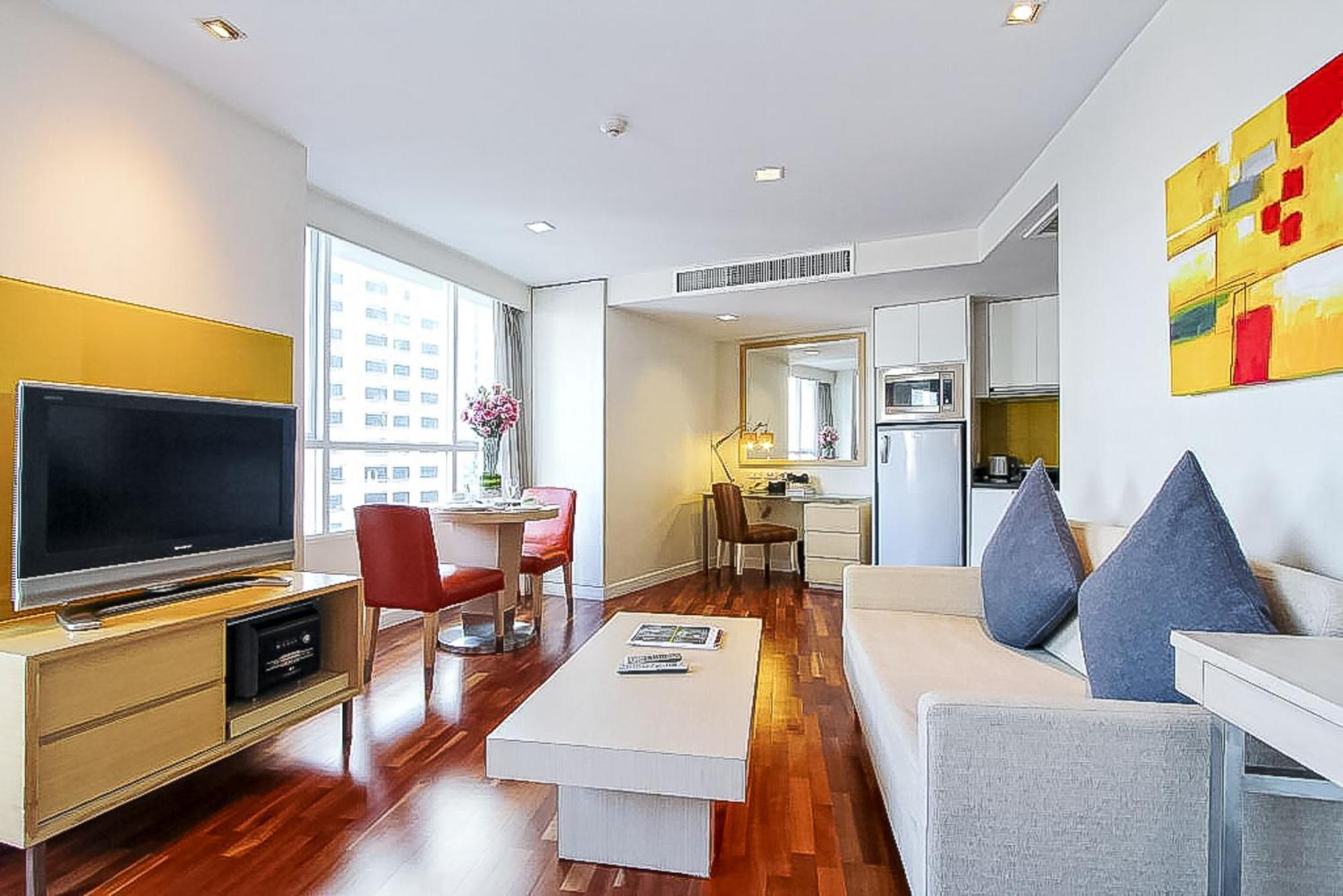 Urbana Langsuan Hotel Bangkok Luaran gambar A living room in a serviced apartment in Bangkok, Thailand