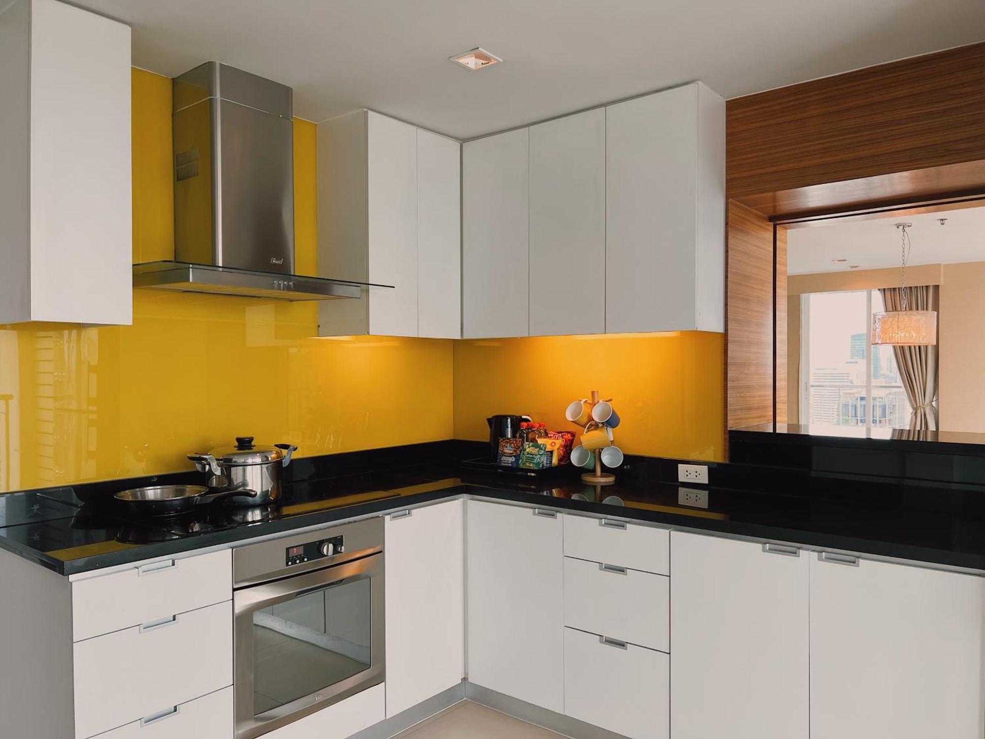 Urbana Langsuan Hotel Bangkok Luaran gambar A modern kitchen