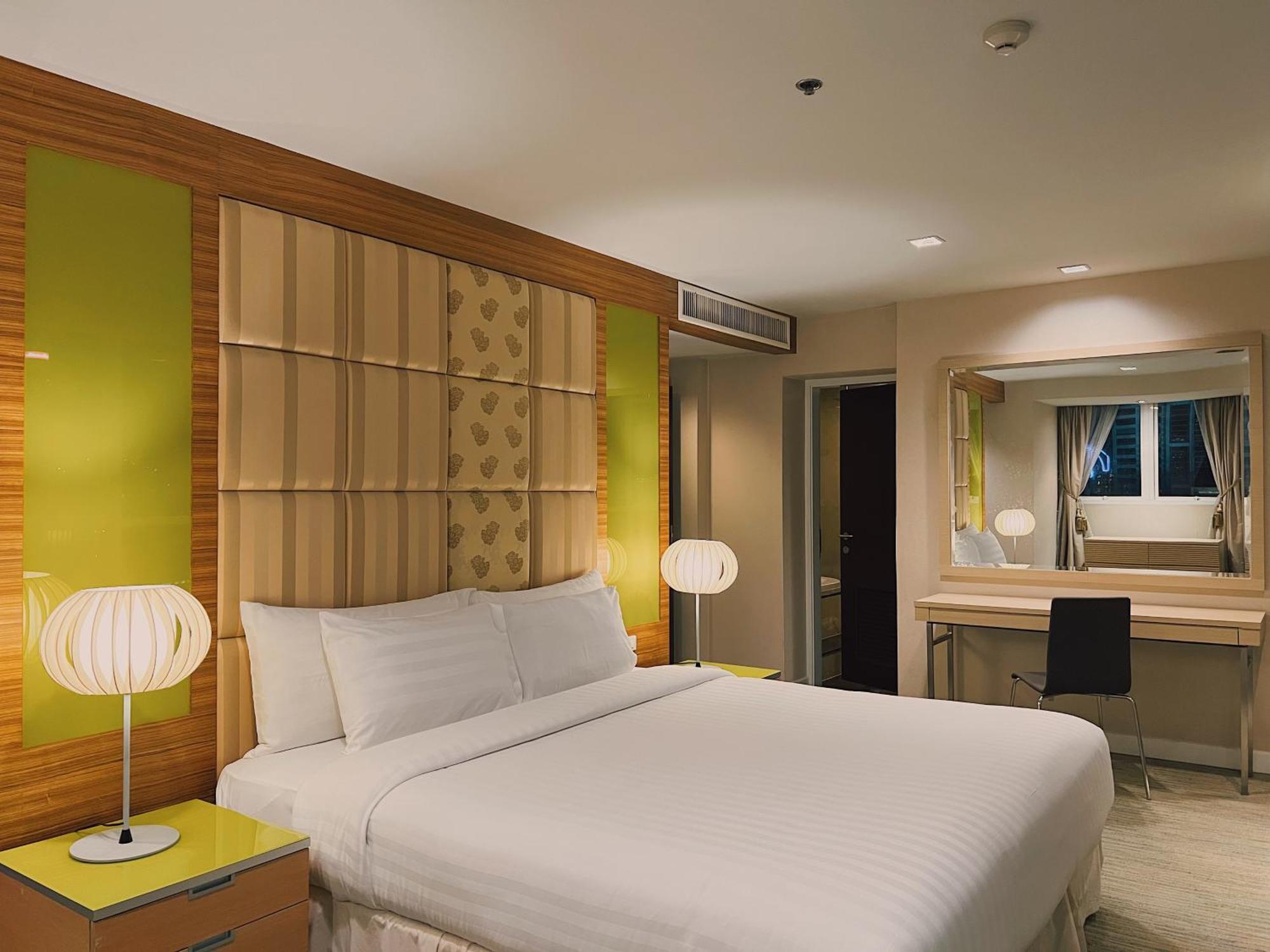 Urbana Langsuan Hotel Bangkok Luaran gambar A room at the hotel