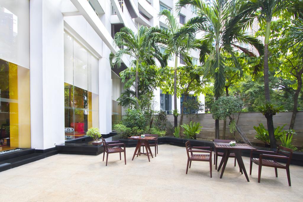 Urbana Langsuan Hotel Bangkok Luaran gambar The hotel's outdoor lounge