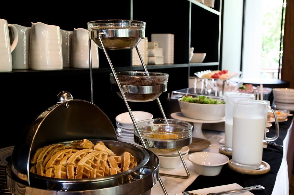 Urbana Langsuan Hotel Bangkok Luaran gambar A buffet